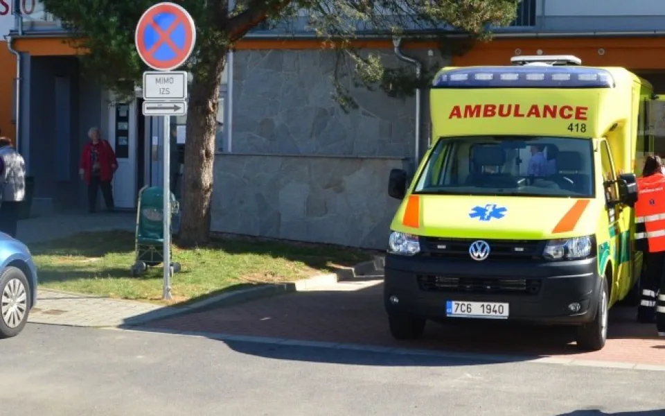 Senior se dožadoval ošetření, pak napadl přivolané záchranáře.