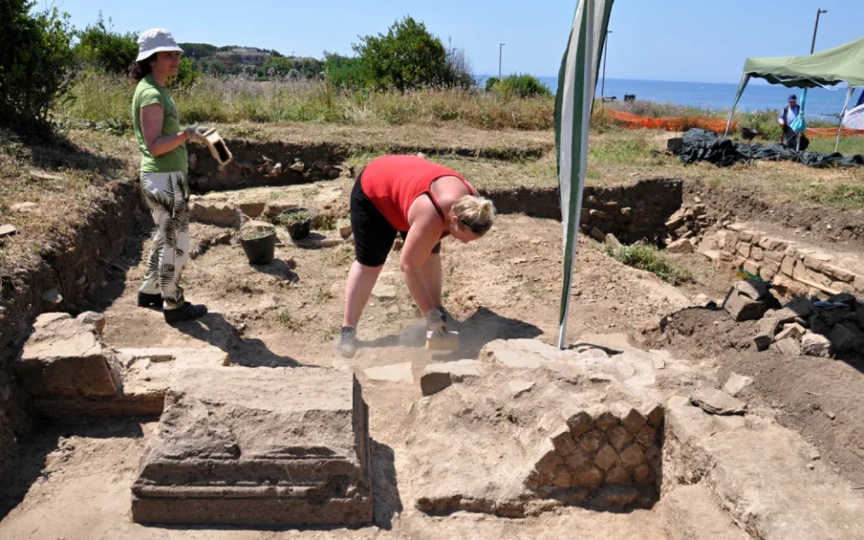 Plzeňští archeologové vykopali nedaleko Říma ruku sochy císaře.