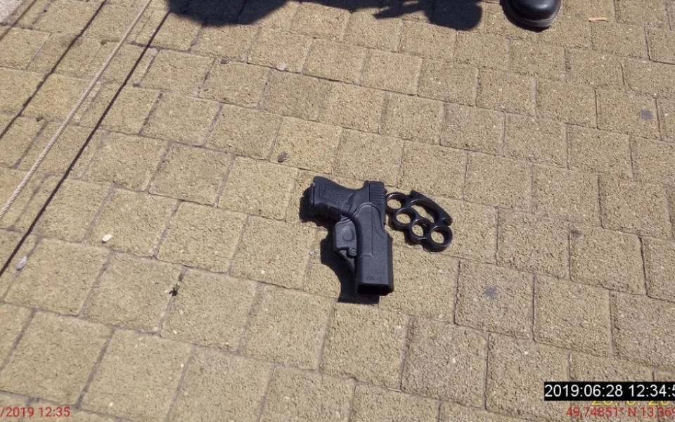 Ozbrojen plynovou pistolí a boxerem útočil na kolemjdoucí.