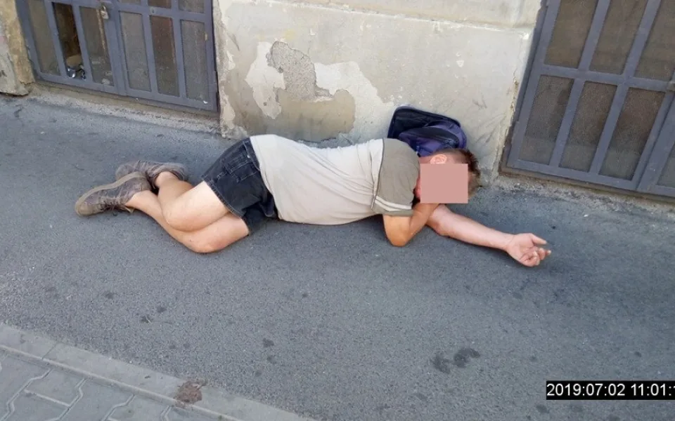 Opilec ležící na zemi.