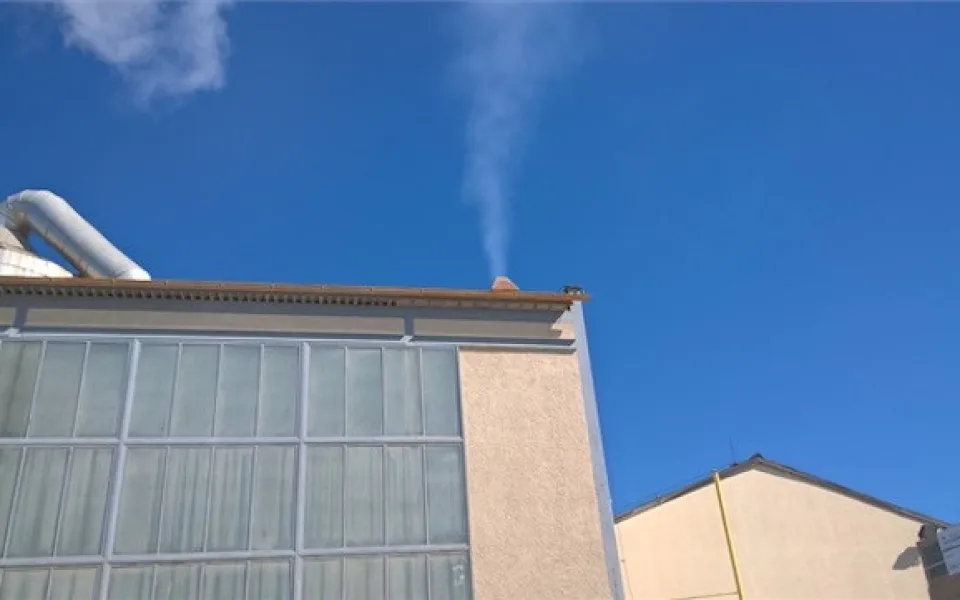 Inspekce pokutovala keramičku za prach vypuštěný do vzduchu.