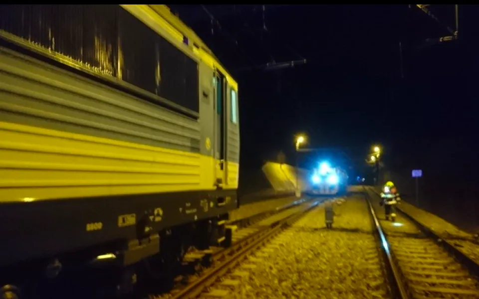 Policie obvinila strojvůdce expresu, projel u Plzně na STOP