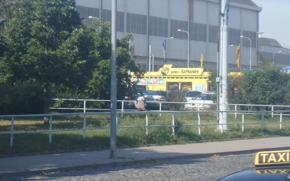 Gymnastický kousek opilému muži nevyšel. Zůstal zaklíněn na zábradlí hlavou dolů.