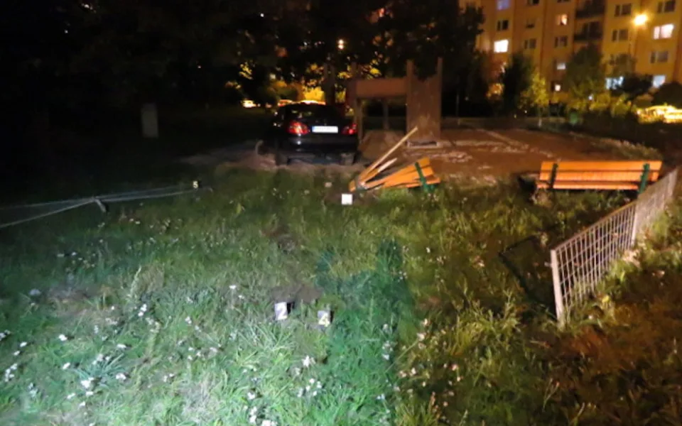Auto skončilo na dětském hřišti.