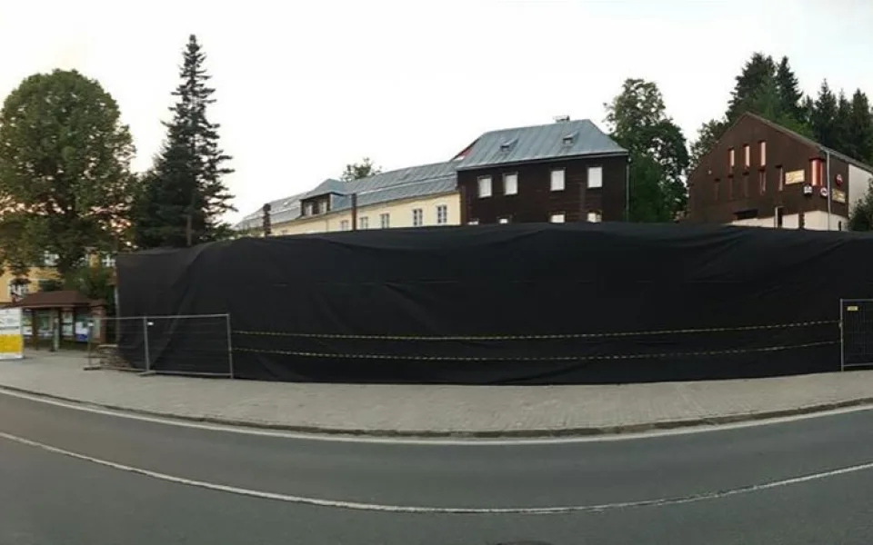 Železná Ruda buduje nové náměstí, bourá starou cukrárnu