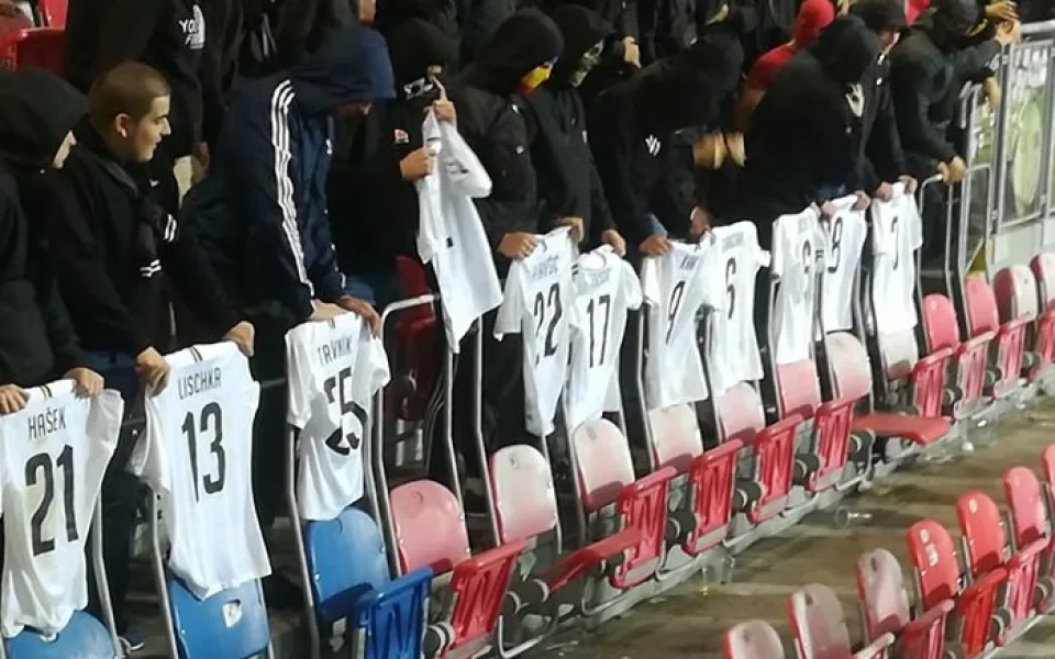 Sparťané po porážce v Plzni odevzdali dresy naštvaným fanouškům.
