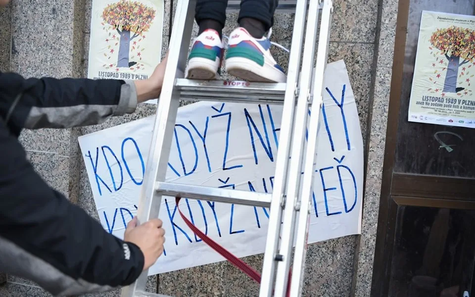 Bývalý dům KSČ v Plzni polepili studenti plakáty jako v roce 1989.