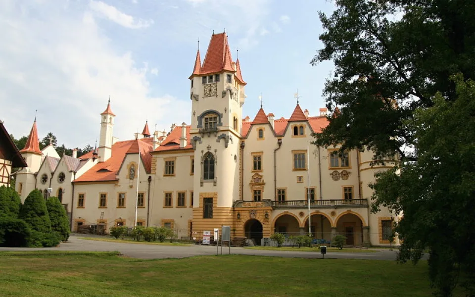 Realitní kancelář prodává romantický zámek Žinkovy na Plzeňsku.