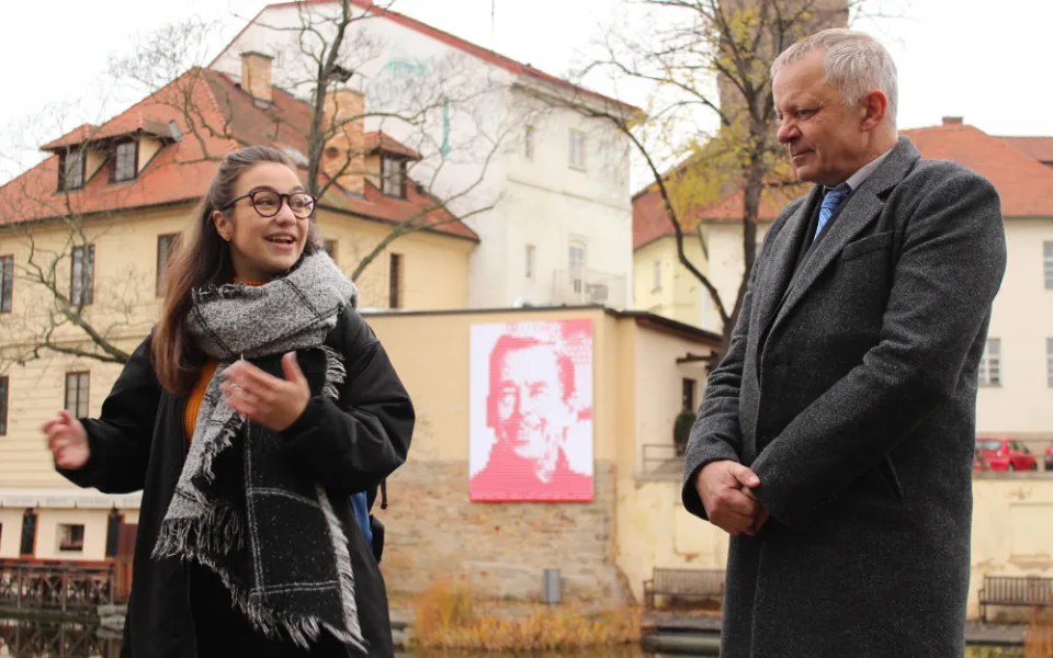 Autorka obrazu Tereza Fialová a rektor ZČU Miroslav Holeček.