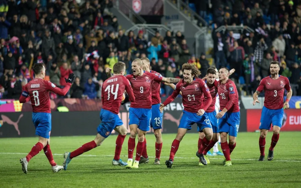 Fotbalisté po obratu porazili Kosovo 2:1 a postoupili na Euro.