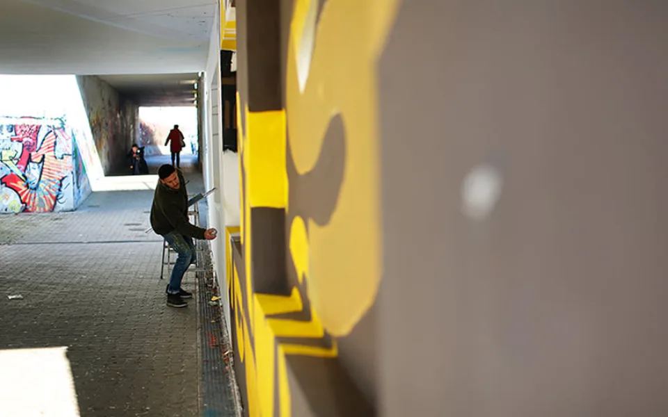 V centru Plzně mají "zeď míru" od německého výtvarníka a studentů.