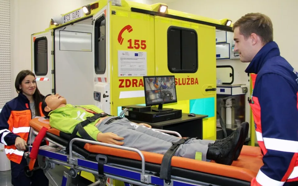 Zdravotničtí studenti v Plzni mají simulátor sanitky.