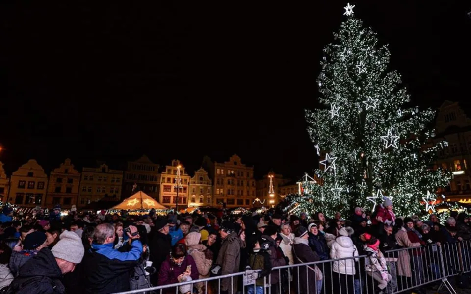 Plzeň rozsvítila vánoční strom, zdobí ho kilometry řetězů světel.