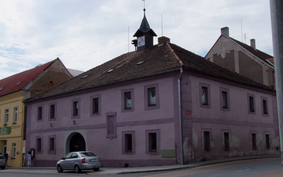 Staňkov opravil starou radnici pro knihovnu i pro seniory.