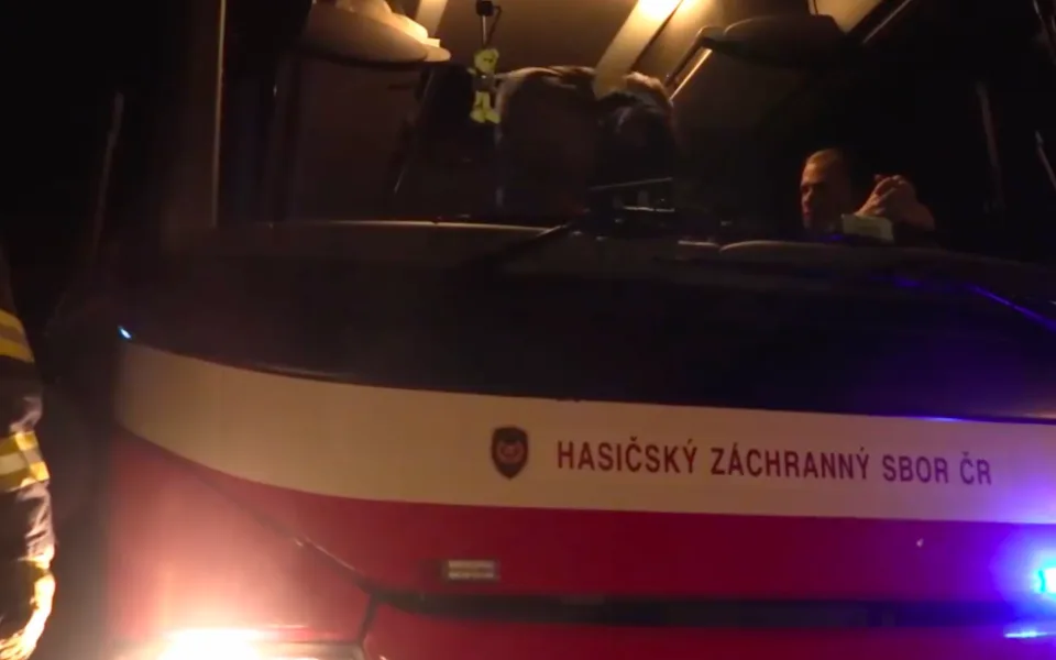 Po večerním požáru vlaku už Ejpovickým tunelem znovu jezdí vlaky