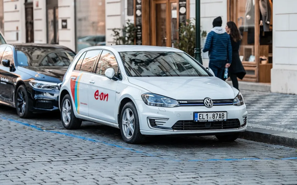 Elektromobil donutí člověka plánovat. Za následný pocit z jízdy to ale rozhodně stojí.