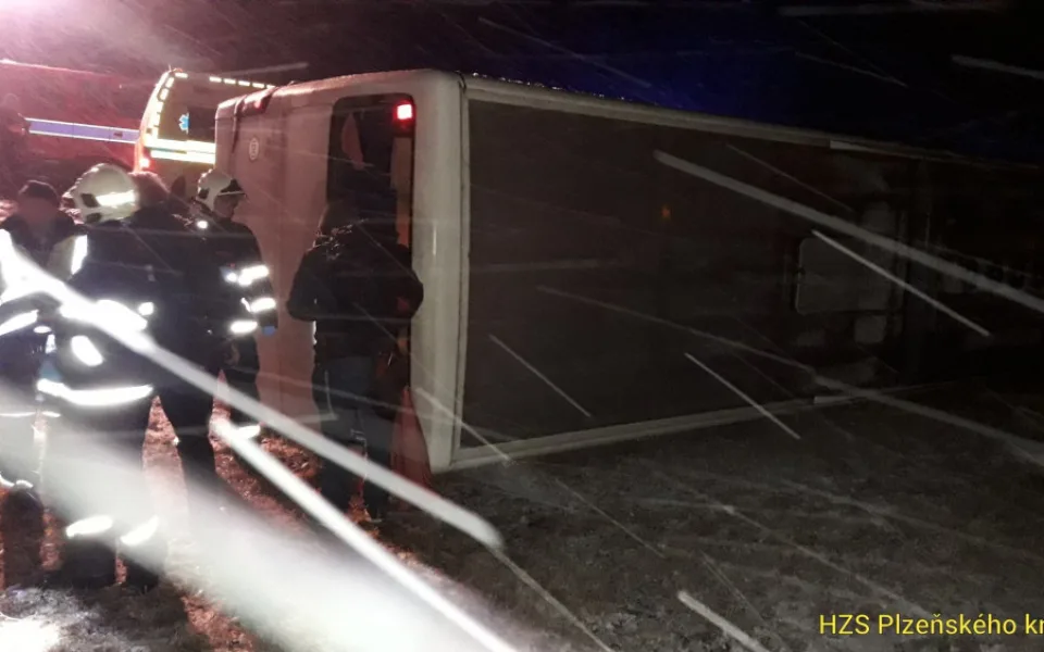 Nehoda autobusu na Klatovsku si vyžádala tři lehce zraněné ženy.