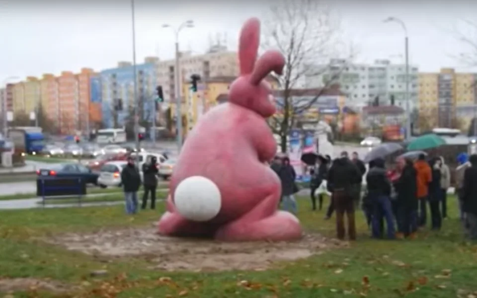Občané Plzně-Lochotína rozhodli, že chtějí sochu růžového králíka.