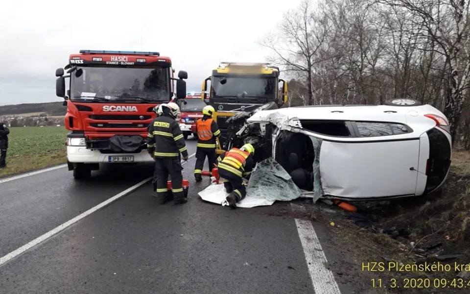 Průjezd zrádnou zatáčkou za Chválenicemi nezvládl další automobil