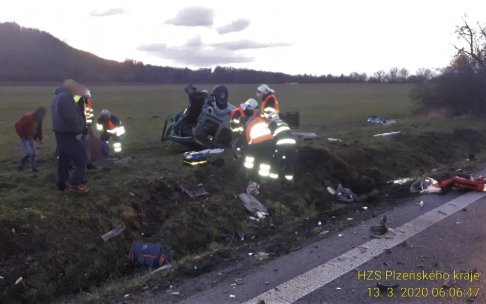 Hasiči a záchranáři zasahují u nehody dvou automobilů na jižním Plzeňsku