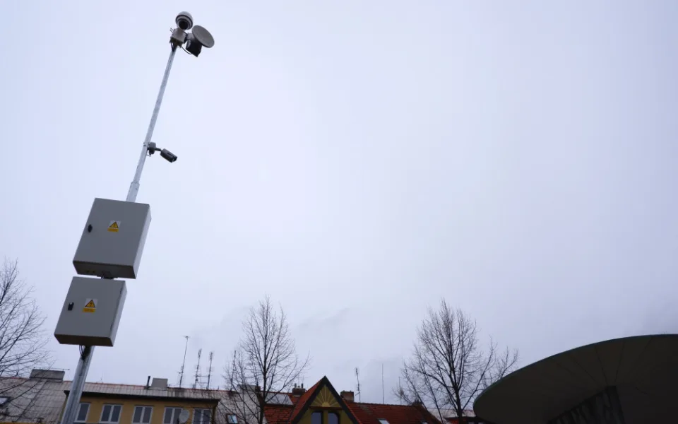 Sloup v Habrmanově parku, na který bude umístěn nový hotspot pro Wi-Fi zdarma