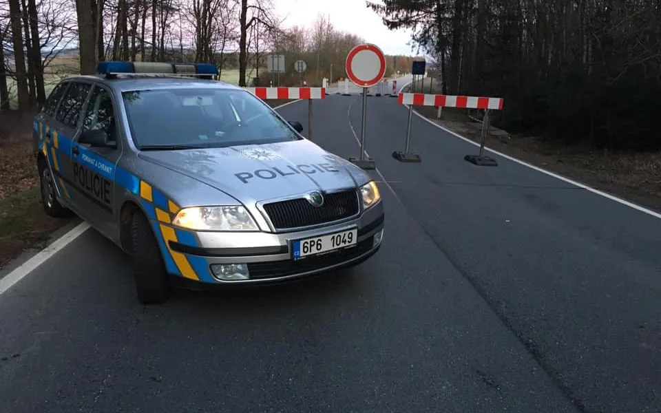 Policejní vůz blokuje uzavřený přechod Broumov