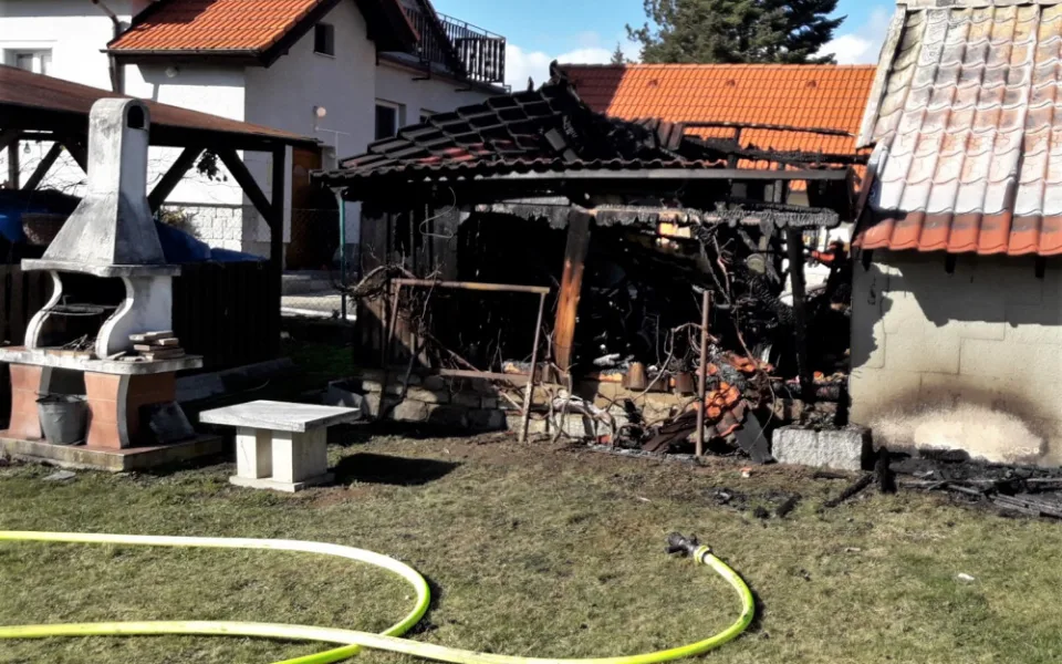 Z kůlny zbyly jen ohořelé trosky