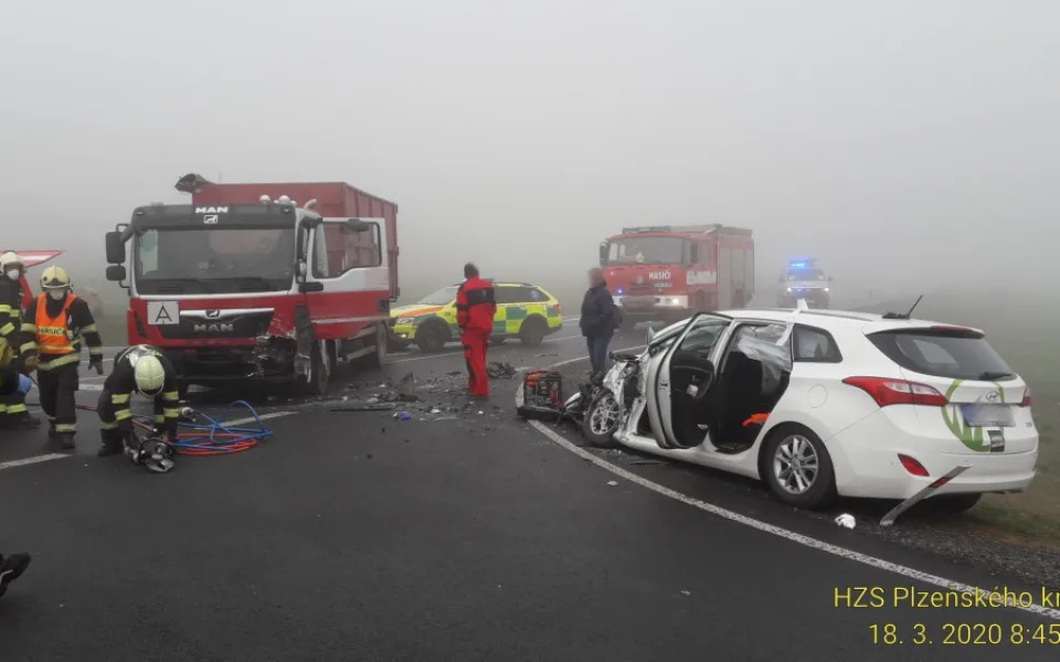 Na obchvatu Rokycan se střetla v mlze dvě vozidla