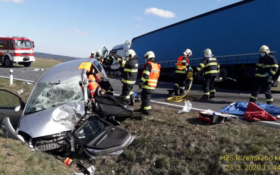 Při nehodě na Domažlicku se srazil osobák s náklaďákem