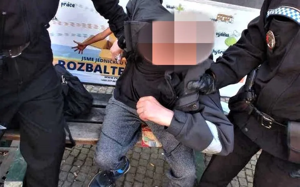 Zásah strážníků městské policie na Americké třídě proti muži bez roušky