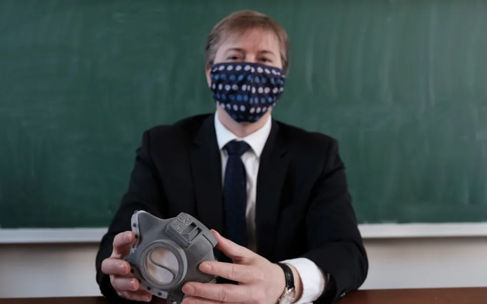 Děkan Zdeněk Peroutka představuje nový respirátor