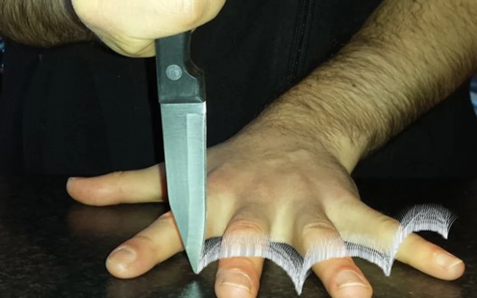 Knife_game_20131225_131651 Wikimedia