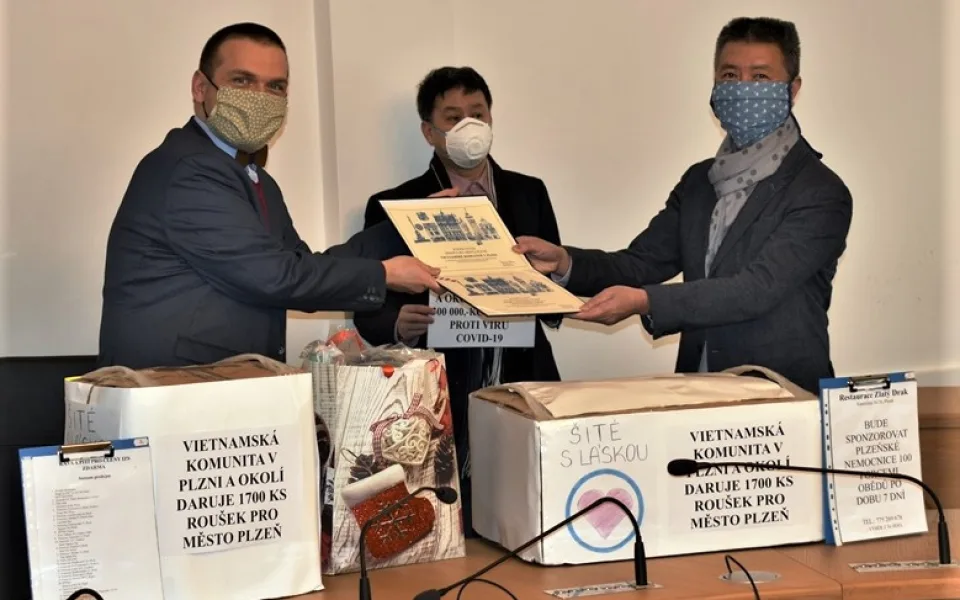 Primátor Plzně Martin Baxa přebírá dar od vietnamských občanů