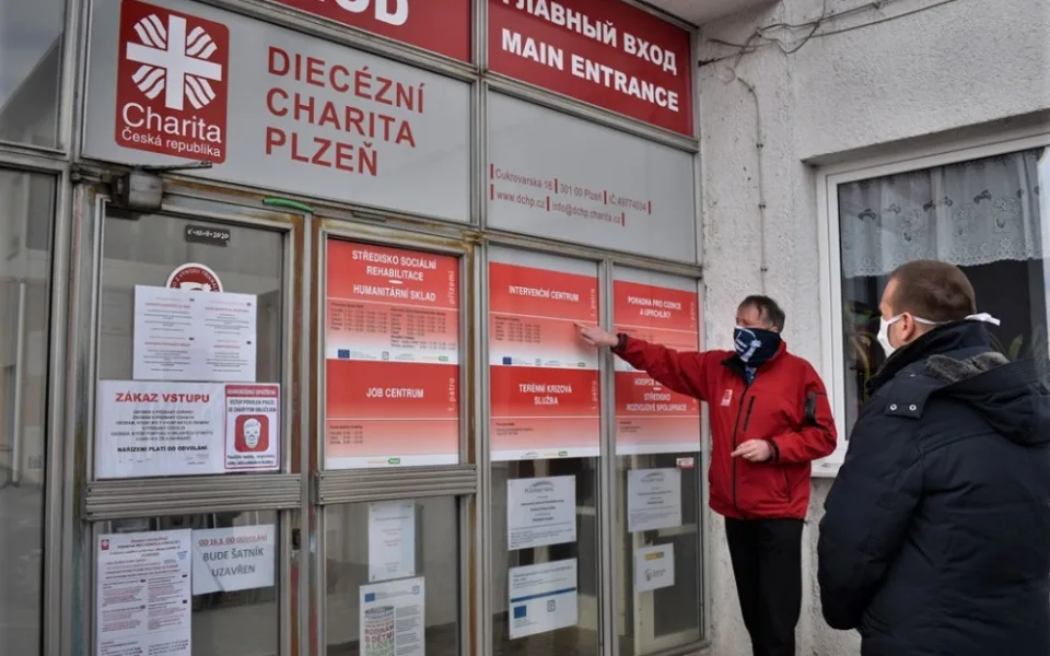 Ředitel Jiří Lodr seznamuje primátora Plzně se situací v Diecézní charitě Plzeň  