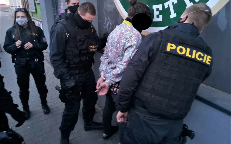 Policisté nakonec zadrželi hledaného muže v centru Plzně