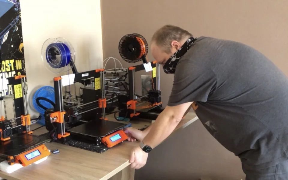 Tak vznikají komponenty k ochranným štítům na 3D tiskárně
