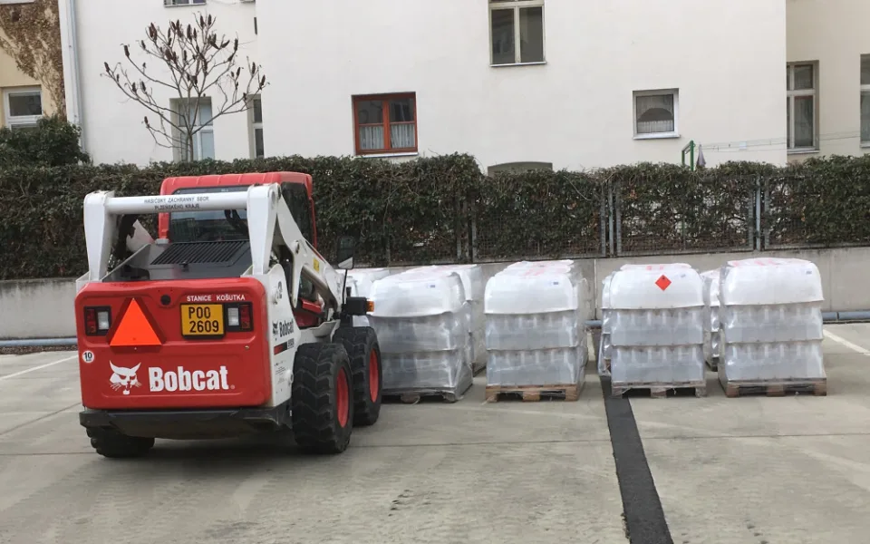 Dodávka dezinfekce právě dorazila na dvůr Krajského úřadu Plzeňského kraje