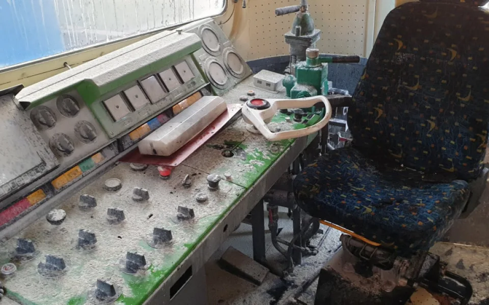 Takto vypadala kabina strojvedoucího po uhašení požáru ve stropní části