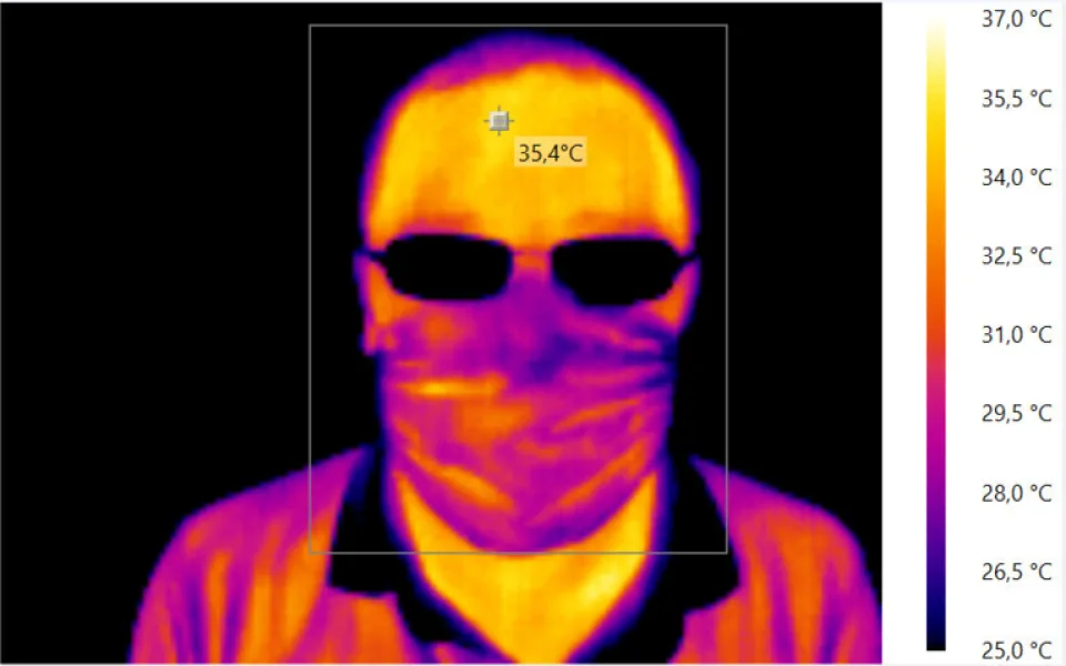 Termogram, který je ovlivněný brýlemi a rouškou