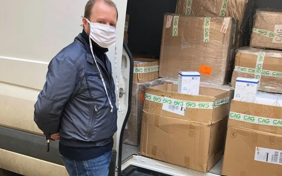 Petr Triner z plzeňského magistrátu u pevní dodávky respirátorů, které si město opatřilo vlastní cestou