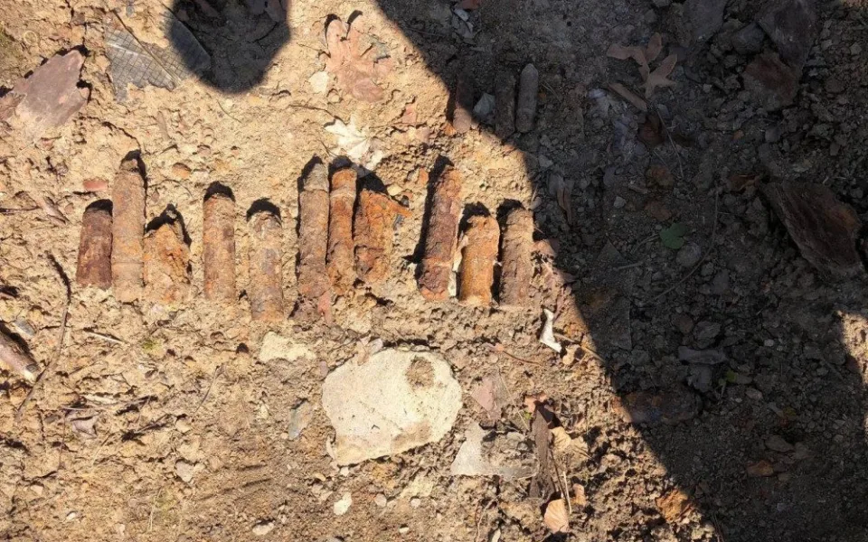 V zemi se ukrývaly stovky nábojů z druhé světové války