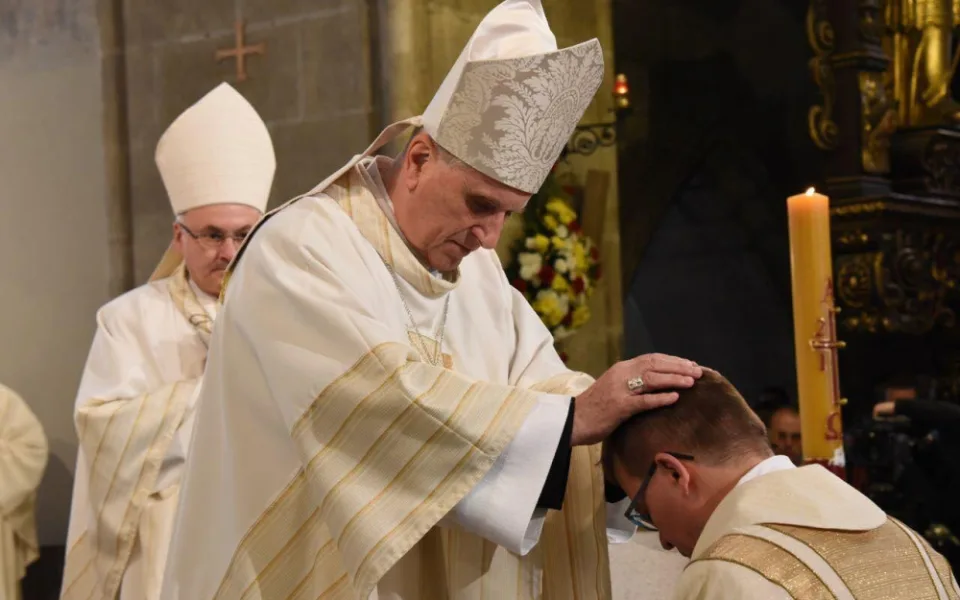 František Radkovský předává Plzeňskou diecézi svému nástupci biskupu Tomáši Holubovi