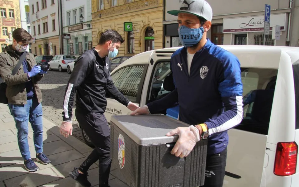 Viktoriáni v akci mimo hřiště, rozváží obědy strážníkům městské policie v Plzni