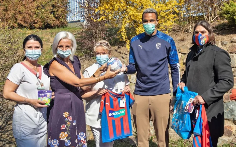 Dárky od viktoriánů pro malé pacienty přivezl do nemocnice francouzský útočník Jean-David Beauguel