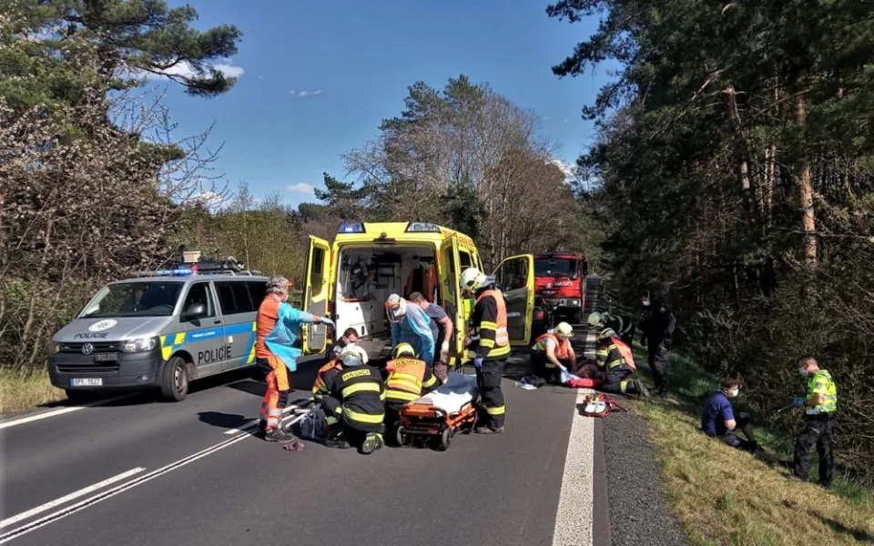 Záchranáři na místě nehody ošetřují zraněné pasažéry
