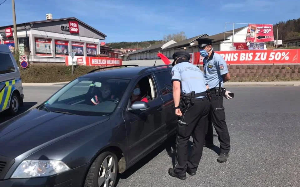 Policisté kontrolují pendlery při jejich protestní akci na přechodu Folmava