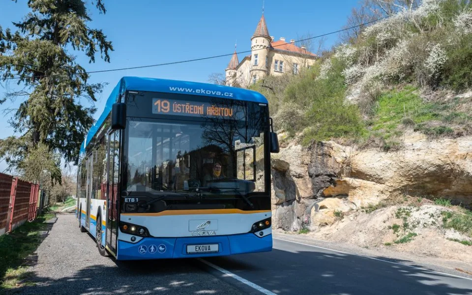 Díky výkonným bateriím obsouží trolejbus i vzdálenější místa, kde nevedou troleje