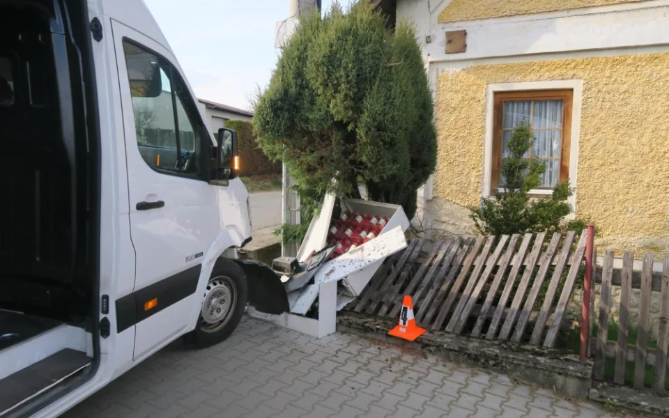Dodávka po samovolném rozjetí zdemolovala rozvodnou skříň i plot domu