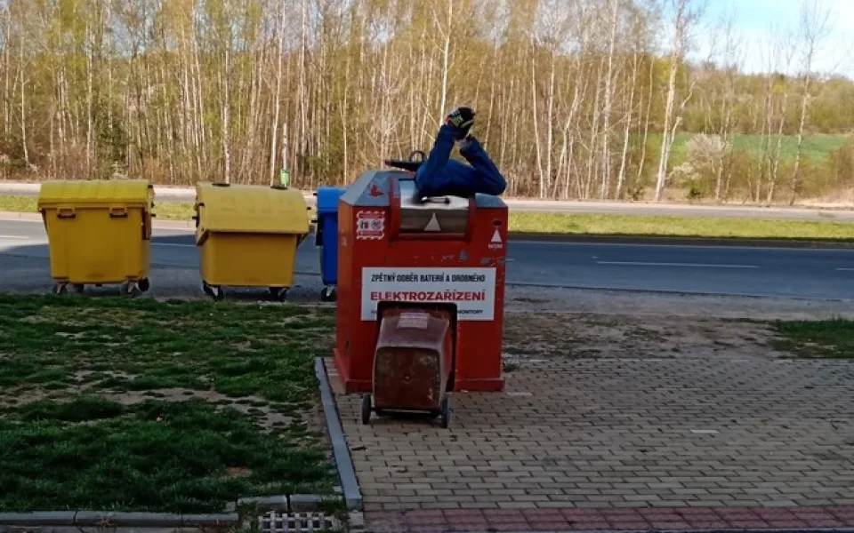 Muž se zasekl v kontejneru na elektroodpad a hrozilo, že se udusí
