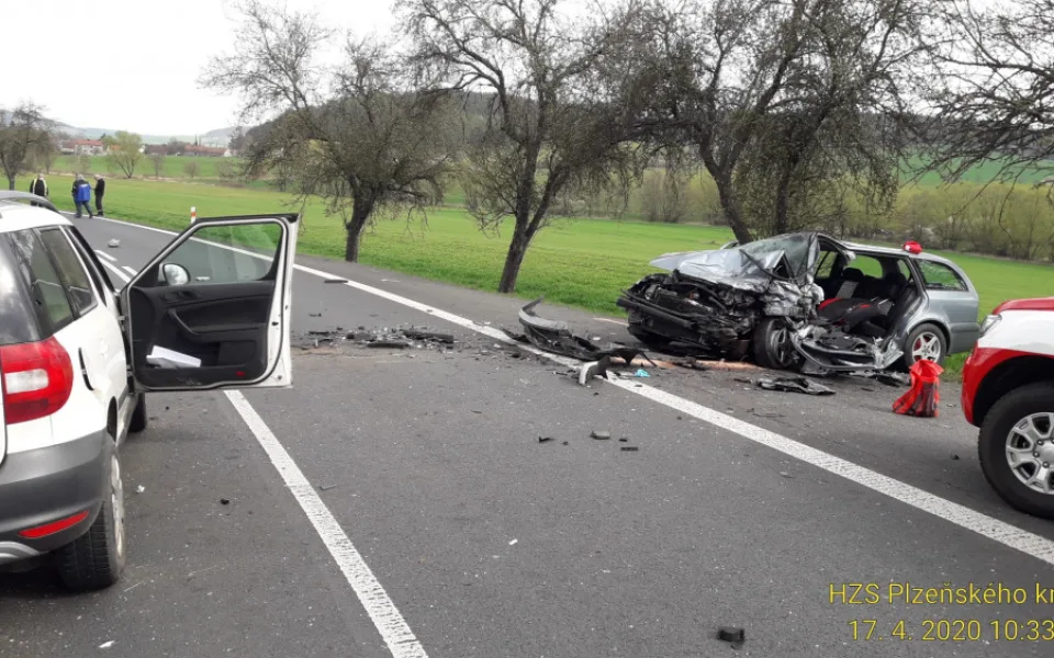 Zdemolavaná Škoda Octavia skončila částečně v příkopu